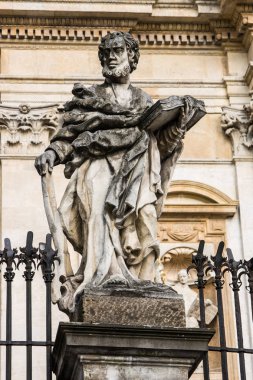 Heykel Saints Kilisesi havari Aziz Peter ve Paul eski kasaba Krakow Polonya.