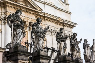 Havari Aziz Peter ve Paul eski kasaba Krakow Polonya Kilisesi azizlerin heykelleri.