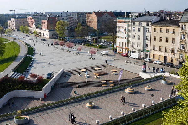 Krakau, Polen - 21. April 2017: Blick auf die Böschung des Weichselflusses im historischen Stadtzentrum. Weichsel ist mit 1.047 Kilometern der längste Fluss Polens — Stockfoto