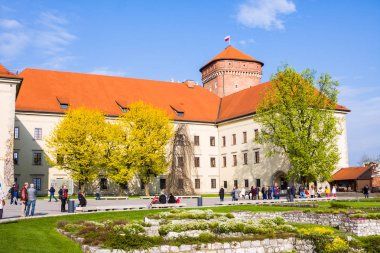Krakov, Polonya - 21 Nisan 2017: bölge Wawel Castle adlı yürüyüş insanlar