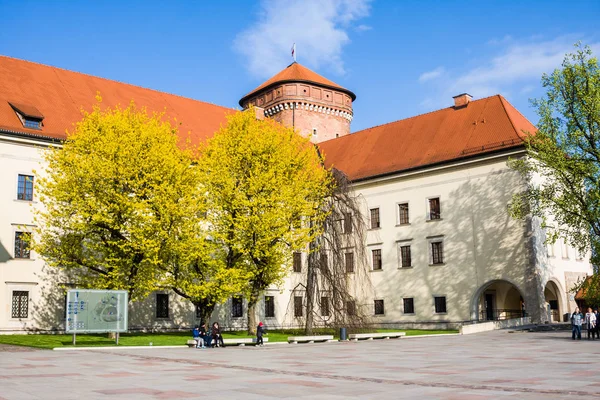 CRACOW, POLONIA - 21 DE ABRIL DE 2017: Gente caminando por el territorio del Castillo de Wawel —  Fotos de Stock