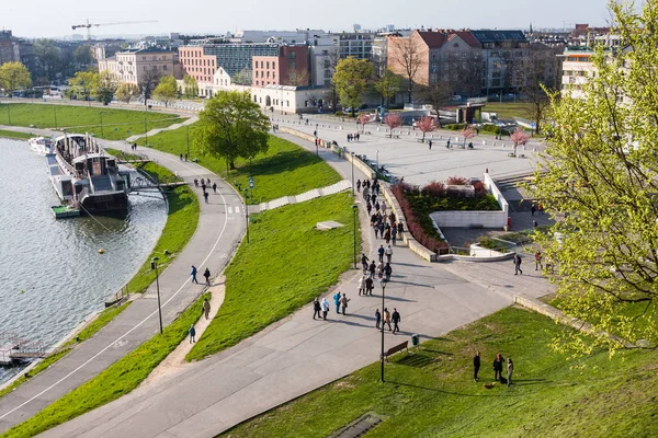 KRAKOW, POLONIA - 21 de abril de 2017: Vista del terraplén del río Vístula en el centro histórico de la ciudad. Vístula es el río más largo de Polonia, con 1.047 kilómetros de longitud —  Fotos de Stock