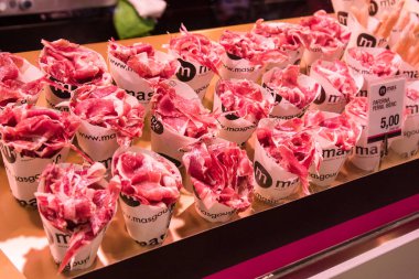 Barcelona, İspanya - Ekim 18: La Boqueria Pazar 18 Ekim 2014 tarihinde Barselona, İspanya, Jamon. Her gün binlerce turist tarafından ziyaret Barselona'da en ünlü Pazar 