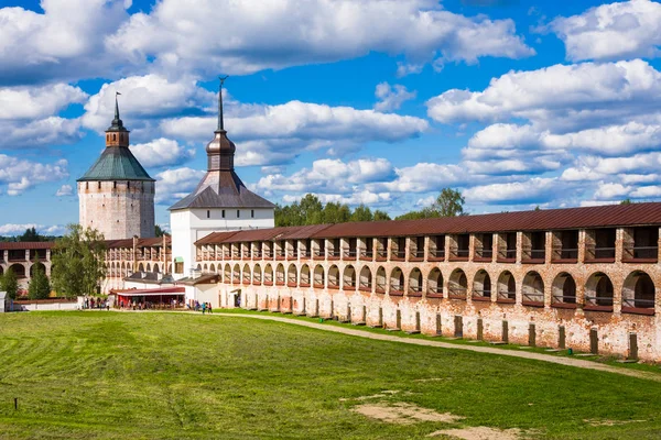 Πύργος φρούριο και τείχος του μοναστηριού Kirillo-Belozersky κοντά στην πόλη Kirillov, περιοχή Vologda, Ρωσία — Φωτογραφία Αρχείου