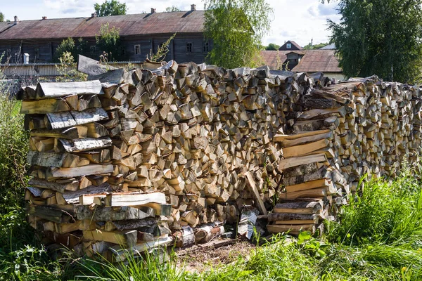 Куча дров в русской деревне — стоковое фото