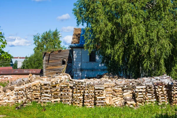 Куча дров в русской деревне — стоковое фото