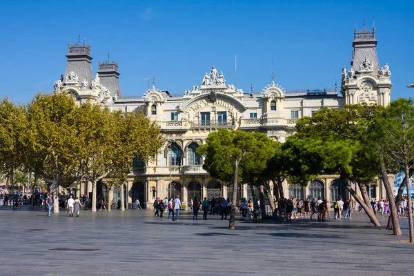 BARCELONA, ESPAÑA - 18 DE OCTUBRE DE 2014: Los turistas visitan el antiguo edificio de la Autoridad Portuaria de Barcelona, el Puerto de Barcelona, en la base de la Rambla del Mar . —  Fotos de Stock