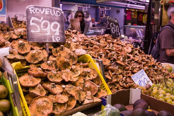 BARCELONA, SPAIN - OCT 18: Грибы на рынке La Boqueria 18 октября 2014 года в Барселоне, Испания. Самый знаменитый рынок Барселоны ежедневно посещают тысячи туристов — стоковое фото