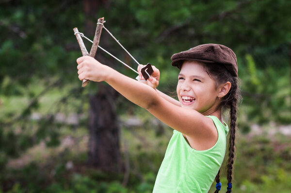 Девушка с рогаткой
