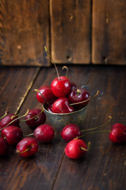 Cherrries ahşap üzerine Gümüş Kupası