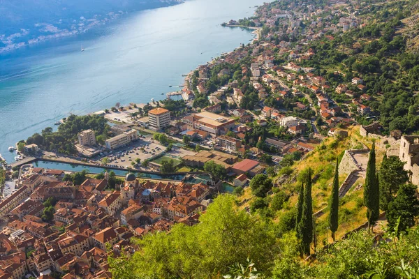 Výhledem na boku Kotorskou v Černé hoře s výhledem na hory, lodě a starých domů s červenou dlaždici střechy — Stock fotografie