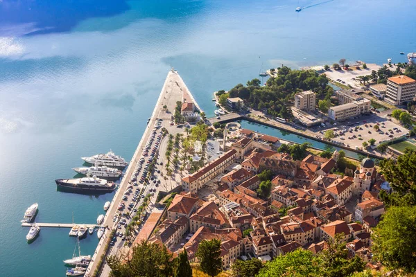 Wynajem jachtów Marina molo na Morzu Adriatyckim w starym mieście w Kotorze. Czarnogóra — Zdjęcie stockowe
