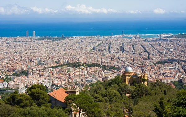 Panoraamanäkymät Barcelonaan alkaen Tibidabo, Espanja — kuvapankkivalokuva