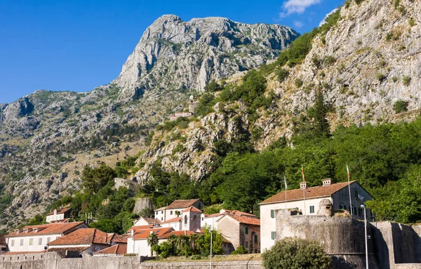 Kotor. Montenegro. Gamla stan, berg och ruiner — Stockfoto