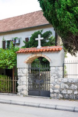 Giriş kilisede. Ortodoks bir haç ile arch. Kotor, Karadağ