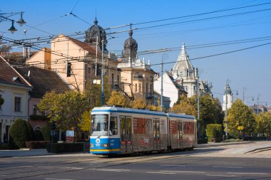 Debrecen, Macaristan - 31 Ekim 2015: Market Street Tramvayda (Macarca: Piac utca), ana caddenin şehirde Debrecen, Macaristan 
