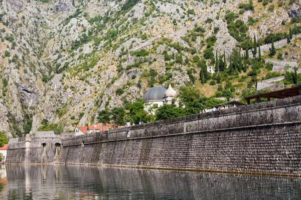 Ruiner av gamla stadsmuren i Kotor, Montenegro — Stockfoto