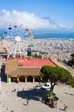 Tibidabo içinde Barcelona, İspanya - 13 Temmuz, 2016:Ferris tekerlek üzerinde Barselona panoramik manzaralı. Ücretsiz erişim alanı Tibidabo eğlence parkı bulunur