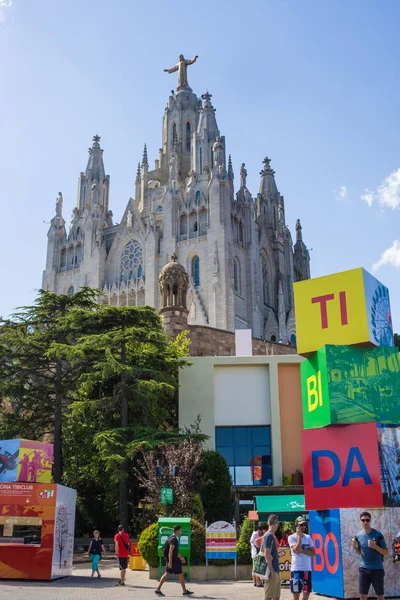 BARCELONA, ESPAÑA - 13 DE JULIO DE 2016: Vista de la Iglesia Expiatoria del Sagrado Corazón de Jesús desde la zona libre del Tibidabo en Barcelona, España. Es uno de los parques de atracciones más antiguos . —  Fotos de Stock