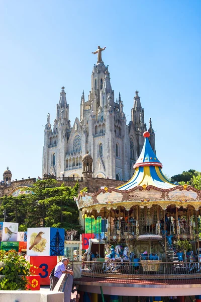 Barcelona, Spanje - 13 juli 2016: Weergave van verzoenende kerk van het heilig hart van Jezus uit het vrije gebied van Tibidabo in Barcelona, Spanje. Het is een van de oudste pretpark. — Stockfoto