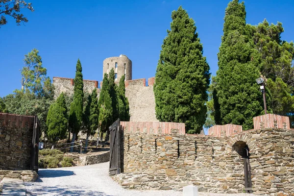 Fort Saint Elme, Collioure junto al mar Mediterráneo, Languedoc-Rosellón, Francia — Foto de Stock