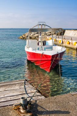 Paphos, Kıbrıs için iskelede zevk kırmızı tekne
