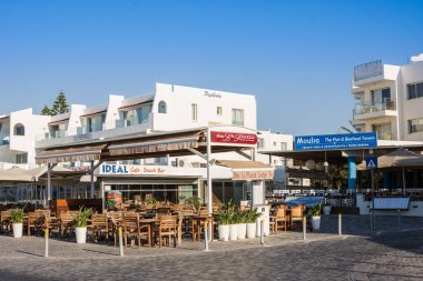 Paphos - 12 Temmuz 2017: Sabah boş kafede. Poseidonos Avenue, Paphos, Kıbrıs.