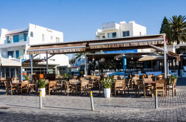 Paphos - 12 Temmuz 2017: Sabah boş kafede. Poseidonos Avenue, Paphos, Kıbrıs.