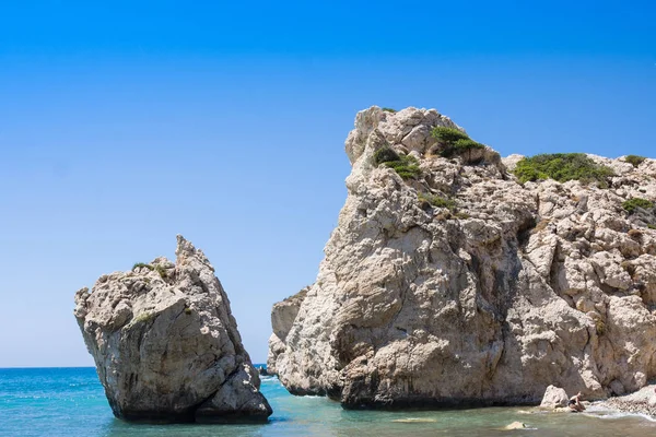 Liefde de strand. Aphrodite's Rock - Aphrodite's geboorteplaats in de buurt van Paphos stad. De rots van de Griekse (Petra tou Romiou). Cyprus-eiland — Stockfoto