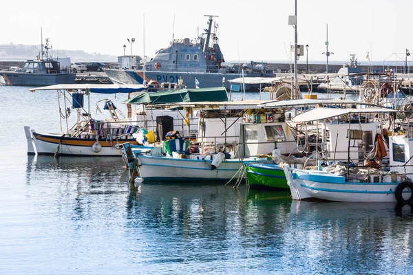 Paphos - 12 července 2017: Rybářské lodě v přístavu. Pafos, Kypr — Stock fotografie