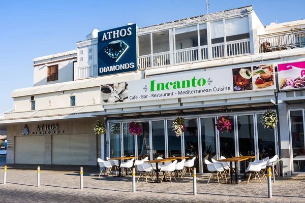 PAPHOS - 12 DE JULIO DE 2017: Café vacío por la mañana. Avenida Poseidonos en Paphos, Chipre . — Foto de Stock