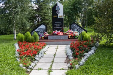 Kotlas, Archangelskaya region, Rusya Federasyonu - 16 Ağustos 2017: ev ön işçiler ve çocuklar Kotlas'da Savaş Anıtı
