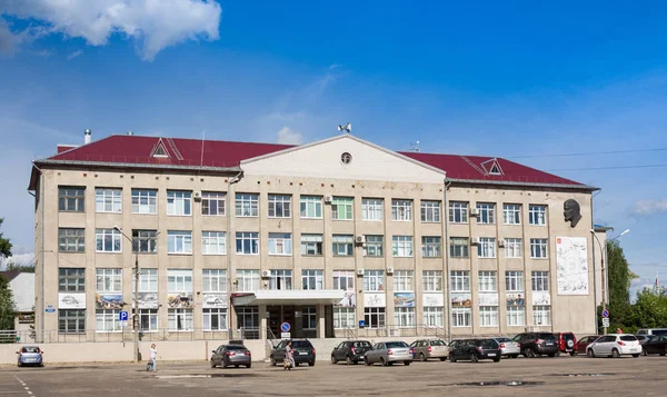 Kotlas, região de Arkangelskaya, Rússia - 16 de agosto de 2017: O edifício da Administração da Cidade em Kotlas, região de Arkangelskaya, Rússia — Fotografia de Stock