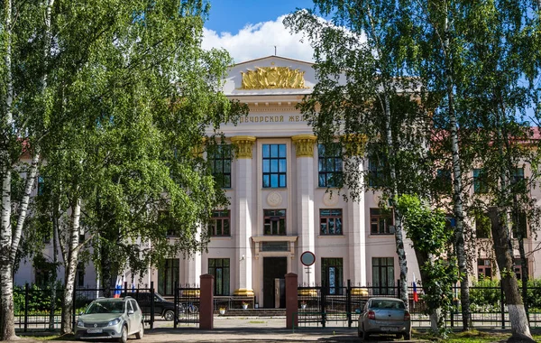 Kotlas, regione di Arkangelskaya, Russia - 16 agosto 2017: Nomber 1 del collegio non governativo di Kotlas. Russia — Foto Stock