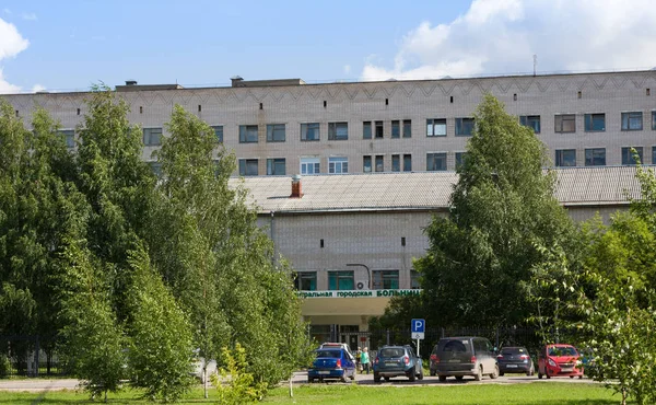 Kotlas, región de Arkangelskaya, Rusia - 16 de agosto de 2017: El edificio del hospital de la ciudad central en Kotlas, región de Arkangelskaya, Rusia —  Fotos de Stock