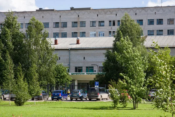 Kotlas, région d'Arkangelskaya, Russie - 16 août 2017 : Le bâtiment de l'hôpital central de la ville de Kotlas, région d'Arkangelskaya, Russie — Photo