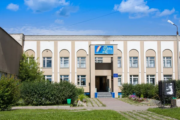 Kotlas, región de Arkangelskaya, Rusia - 16 de agosto de 2017: Escuela de música de la ciudad en Kotlas —  Fotos de Stock