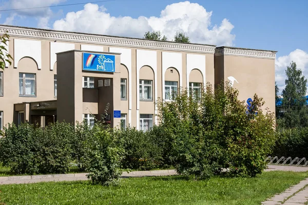 Kotlas, Arkangelskaya region, Russia - August 16, 2017: City music school in Kotlas — Stock Photo, Image