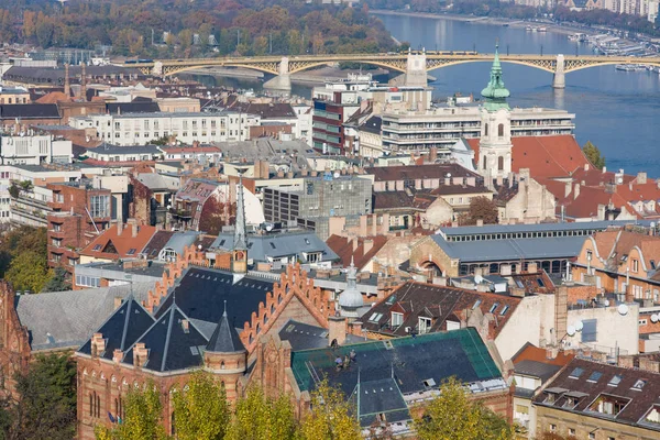 Punti di riferimento europei. Vista panoramica di Budapest con campanili della Chiesa di Sant'Anna e del Parlamento, Ungheria — Foto Stock