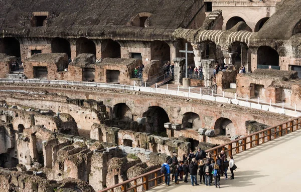 Rome, Italië-maart 22, 2015:Tourists in het Colosseum. Dit is een Unesco World Heritage site. Rome, Italië — Stockfoto