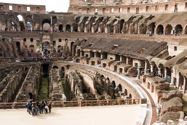 Rome, Italië-maart 22, 2015:Tourists in het Colosseum. Dit is een Unesco World Heritage site. Rome, Italië — Stockfoto