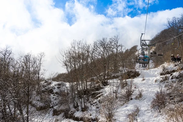 Tzahkadzor, Armenia - 3 stycznia 2014: Widok na klimat ośrodek narciarski popularne i.; Położony 50 km północno wschodniej części Yerevan i 5 km od centrum dzielnicy, miasta Hrazdan — Zdjęcie stockowe