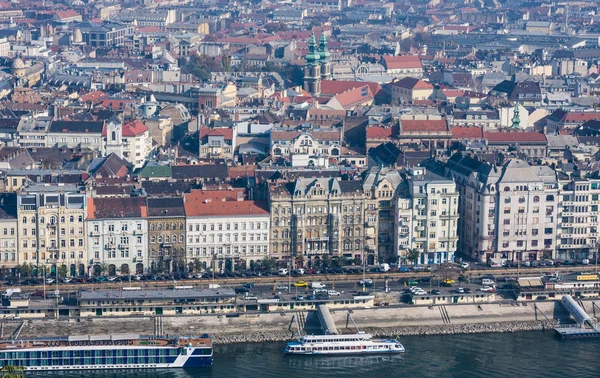 BUDAPEST, HONGRIE - 6 NOVEMBRE 2015 : Embankment of the Danube from Gellert Hill. Budapest, Hongrie — Photo