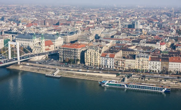 BUDAPEST, HUNGARY - NOVEMBER 6, 2015: Embankment of the Danube from Gellert Hill. Budapest, Hungary — Stock Photo, Image