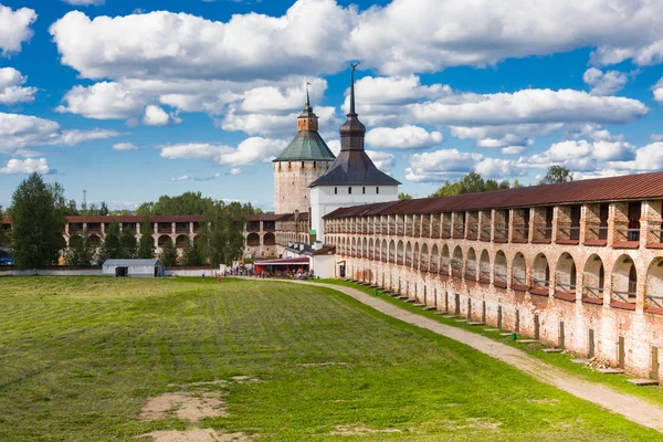Kirillo-Belozersky Manastırı 'nın kale kulesi ve duvarı Kirillov Şehri yakınlarında, Vologda bölgesi, Rusya — Stok fotoğraf