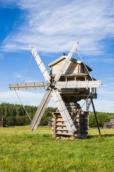 SEMENKOVO, RUSSIA - AUGUST 14, 2016: Windmill in museum of wooden architecture, Semenkovo, Vologda region. Russia — Stock Photo, Image