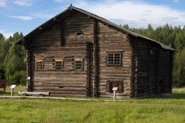 SEMENKOVO, RUSSIA - AUGUST 14, 2016: I.I. Kochkin House (second half of the 18th century) in museum of wooden architecture, Semenkovo, Vologda region. Russia — Stock Photo, Image