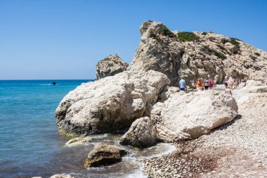 Sevgi sahil. Afrodit kayalıkları - Pafos City yakınındaki Afrodit'ın doğum yeri. Yunanca (Petra tou Romiou) rock. Kıbrıs Adası