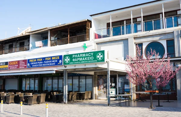 PAPHOS - 12 DE JULIO DE 2017: Café vacío por la mañana. Avenida Poseidonos en Paphos, Chipre . — Foto de Stock