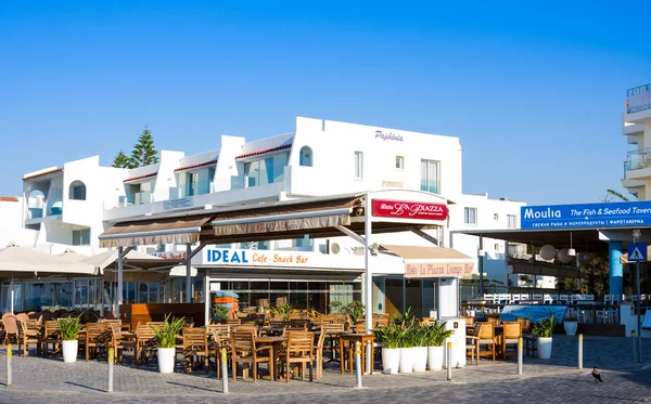 PAPHOS - 12 DE JULIO DE 2017: Café vacío por la mañana. Avenida Poseidonos en Paphos, Chipre . — Foto de Stock